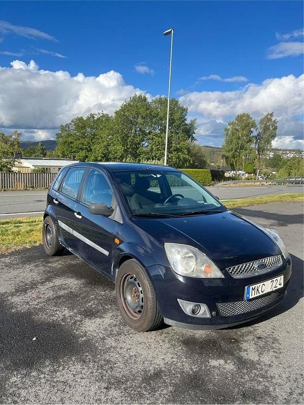 Blå Begagnad 2007 Ford Fiesta Halvkombi | 22 999 kr (Marknadspris) - Bild 1/3