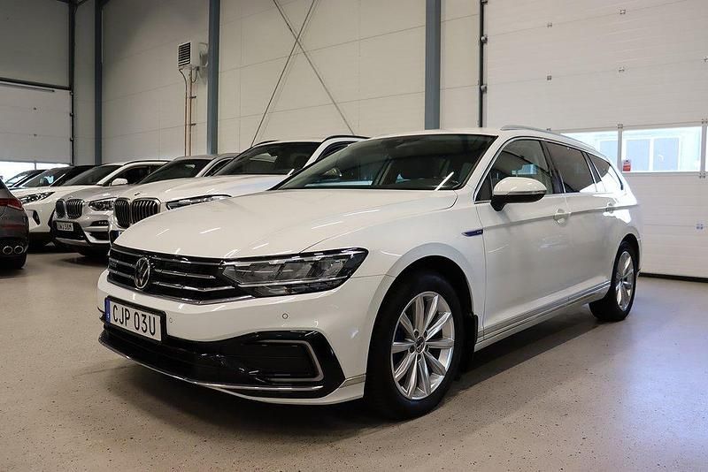 Vit Begagnad 2021 VW Passat GTE Kombi | 239 800 kr (Marknadspris) - Bild 1/4