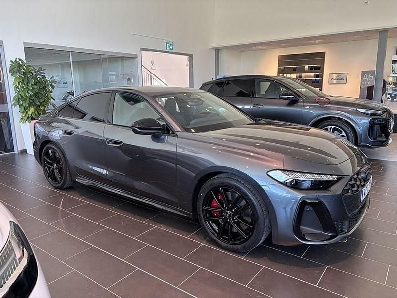 Grå Ny 2025 Audi A5 Sport Sportkupé | 689 000 kr - Bild 1/4