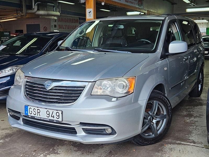 Grå Begagnad 2012 Lancia Voyager Minibuss | 89 999 kr (Lite dyr) - Bild 1/4