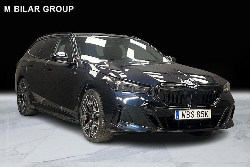 Svart (carbon black metallic) Ny 2024 BMW i5 Comfort Edition Sedan | 899 000 kr (Marknadspris) - Bild 1/4