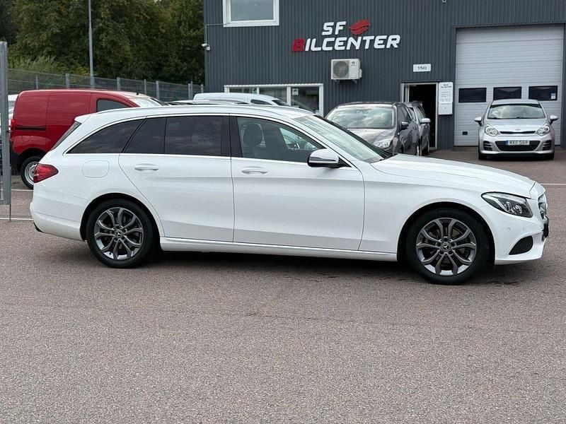 Vit Begagnad 2018 Mercedes C180 Avantgarde Kombi | 209 000 kr (Bra pris) - Bild 1/4