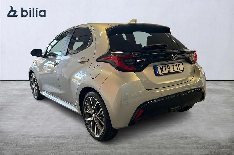 Begagnad Toyota Yaris Hybrid Style 132 HK (97 kW) 2024 Silver Halvkombi