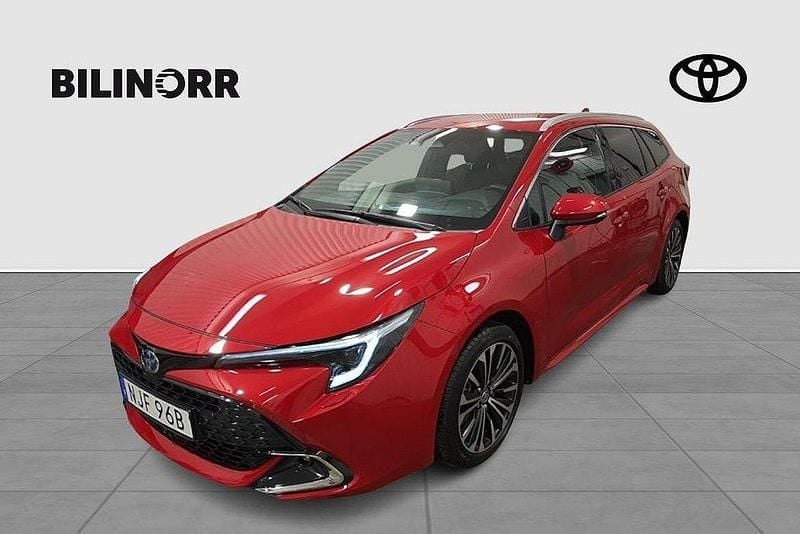 Röd Begagnad 2023 Toyota Corolla Style Kombi | 314 900 kr (Marknadspris) - Bild 1/4