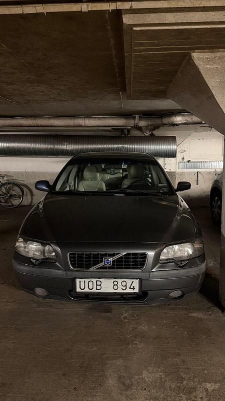Begagnad 2004 Volvo S60 Sedan | 20 000 kr (Marknadspris) - Bild 1/4