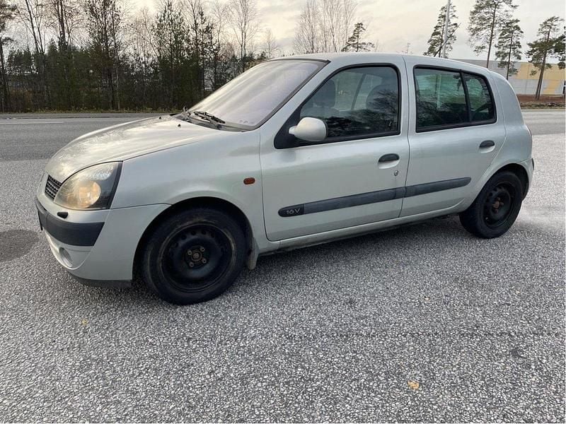 Grå Begagnad 2002 Renault Clio II Expression Halvkombi | 9 900 kr (Bra pris) - Bild 1/4