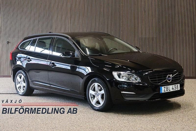 Svart Begagnad 2017 Volvo V60 Kinetic Kombi | 159 000 kr (Marknadspris) - Bild 1/4