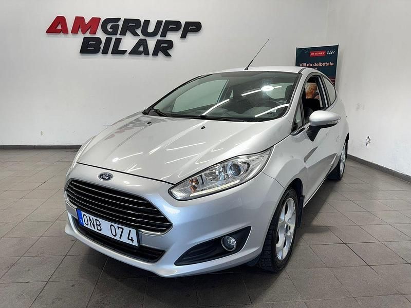 Grå Begagnad 2013 Ford Fiesta Titanium Halvkombi | 39 900 kr (Lite dyr) - Bild 1/4
