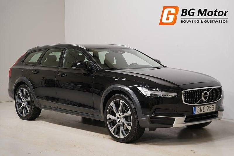 Svart Begagnad 2018 Volvo V90 CC Momentum Kombi | 319 400 kr (Marknadspris) - Bild 1/4