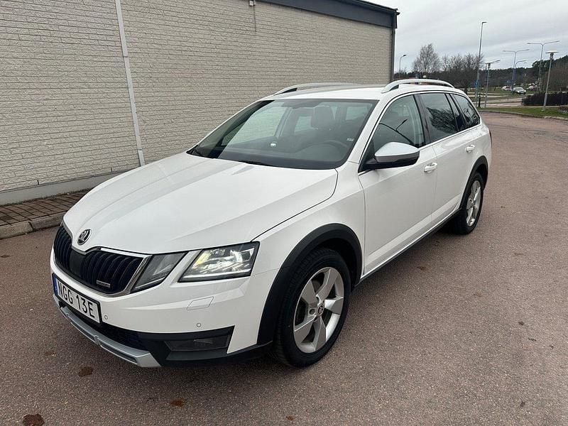 Vit Begagnad 2019 Skoda Octavia Scout Kombi | 239 900 kr (Marknadspris) - Bild 1/4