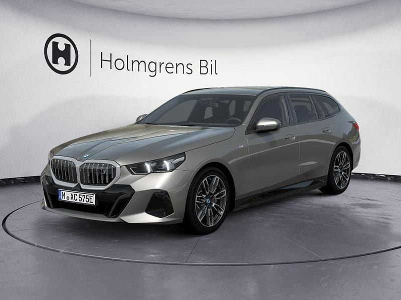 Grå Begagnad 2025 BMW i5 Comfort Edition Kombi | 675 900 kr (Superpris) - Bild 1/4