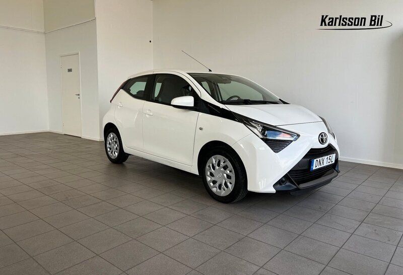 Vit Begagnad 2020 Toyota Aygo X-play Halvkombi | 121 900 kr (Marknadspris) - Bild 1/4