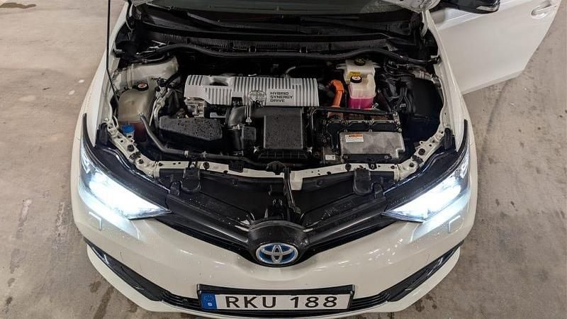 Begagnad Toyota Auris Hybrid 136 HK (100 kW) 2017
