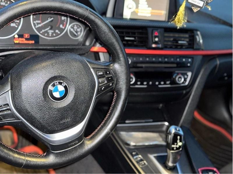 Blå Begagnad 2013 BMW 318 Sport Line Sedan | 85 000 kr (Marknadspris) - Bild 1/4