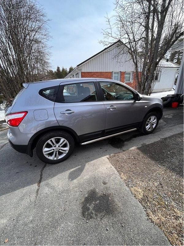 Grå Begagnad 2010 Nissan Qashqai SUV | 50 000 kr (Lite dyr) - Bild 1/4