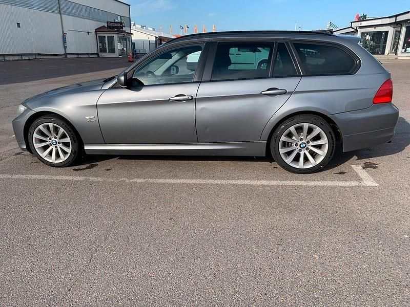 Begagnad BMW 320 184 HK (135 kW) 2011 Grå Kombi