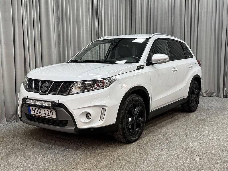 White pearl metallic Begagnad 2016 Suzuki Vitara SUV | 129 900 kr (Marknadspris) - Bild 1/4