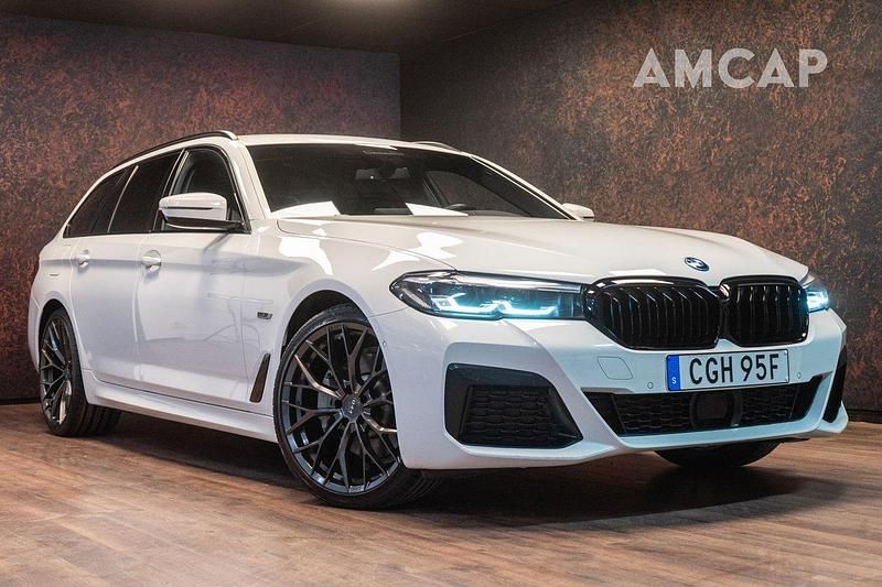 Vit Begagnad 2022 BMW 530e M Sport Kombi | 398 500 kr (Lite dyr) - Bild 1/4