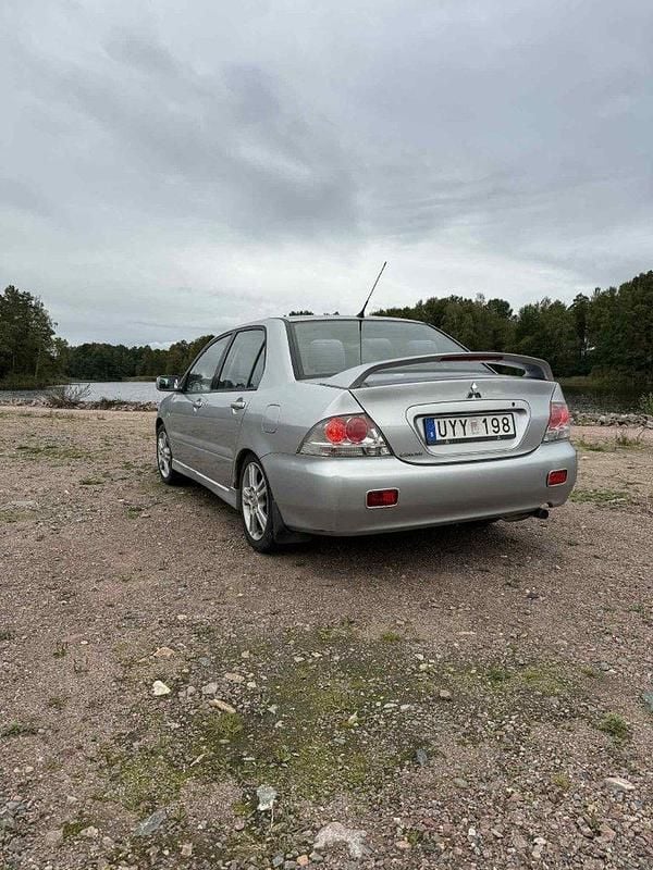 Silver Begagnad 2004 Mitsubishi Lancer Sedan | 15 000 kr (Bra pris) - Bild 1/4