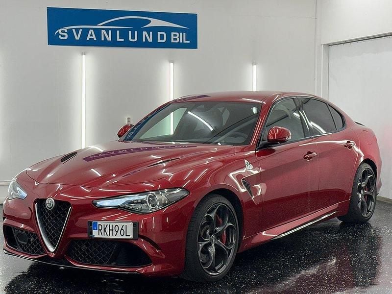 Röd Begagnad 2016 Alfa Romeo Giulia Quadrifoglio Sedan | 579 800 kr (Marknadspris) - Bild 1/4