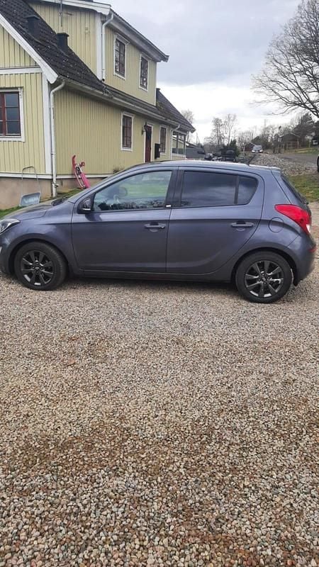 Grå Begagnad 2015 Hyundai i20 Halvkombi | 75 000 kr (Superpris) - Bild 1/2