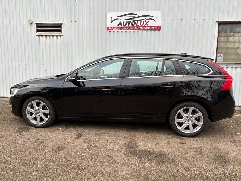 Svart Begagnad 2015 Volvo V60 Momentum Kombi | 89 900 kr (Bra pris) - Bild 1/4