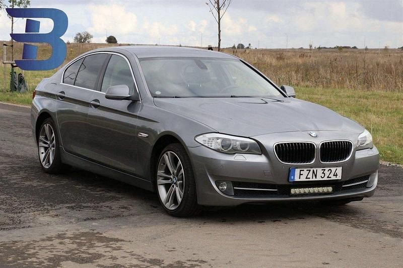 Grå Begagnad 2011 BMW 520 Sedan | 94 900 kr (Bra pris) - Bild 1/4