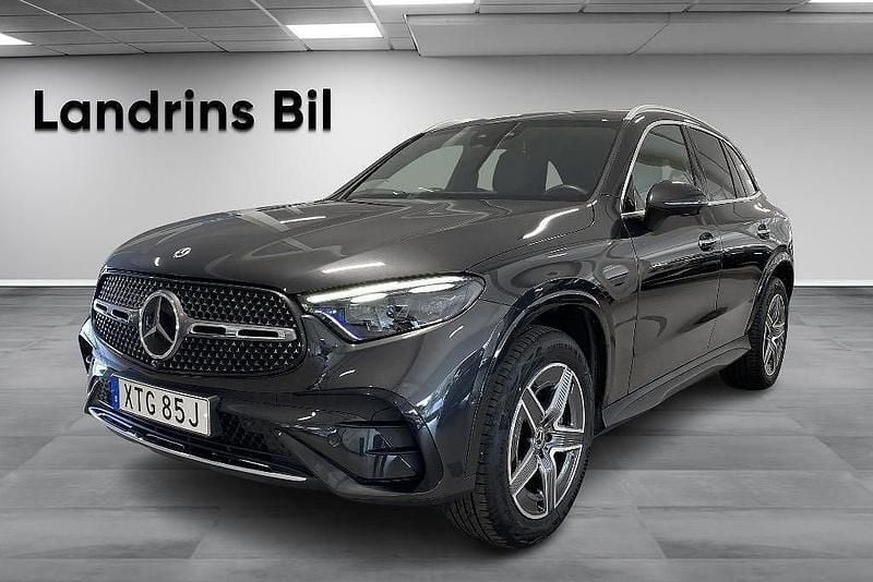 Mörkblå (nautiskblå metallic) Begagnad 2023 Mercedes GLC300e Advanced Plus SUV | 669 900 kr (Superpris) - Bild 1/4