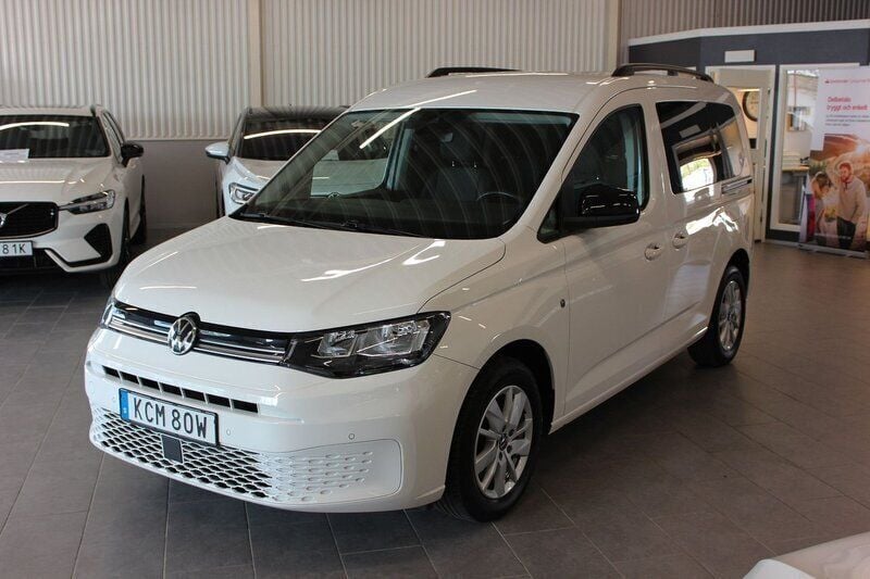 Vit Begagnad 2023 VW Caddy Life Minibuss | 344 500 kr (Marknadspris) - Bild 1/4
