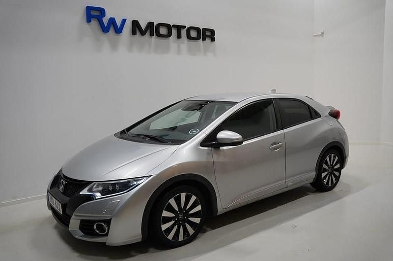 Silver Begagnad 2015 Honda Civic Lifestyle Halvkombi | 104 900 kr (Marknadspris) - Bild 1/4