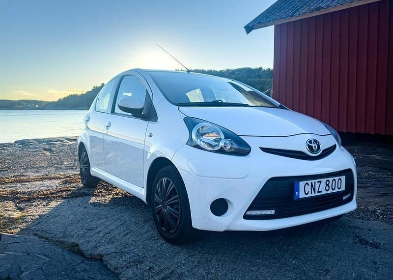 Vit Begagnad 2014 Toyota Aygo Halvkombi | 49 500 kr (Marknadspris) - Bild 1/4