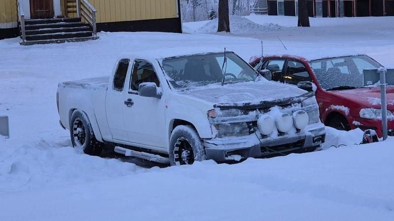 Custom vit pearllack, svart huv och flaklock. Begagnad 2005 Chevrolet Colorado Pickup | 40 000 kr - Bild 1/4