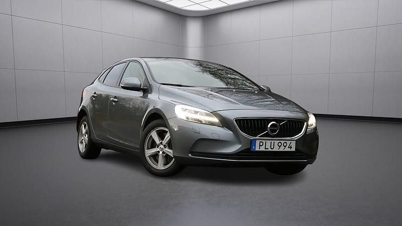 Grå Begagnad 2017 Volvo V40 Momentum Halvkombi | 169 900 kr (Marknadspris) - Bild 1/4