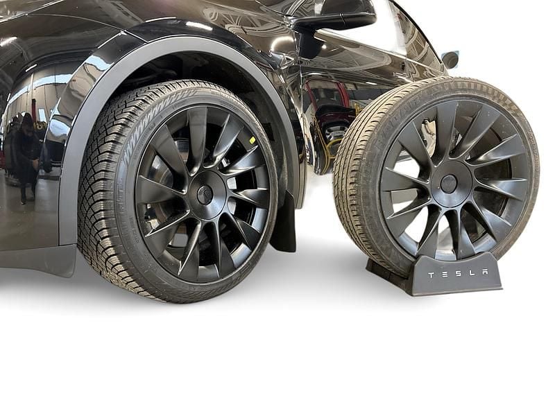 Begagnad Tesla Model Y Long Range AWD 378 kW (514 HK) 2023 Svart SUV