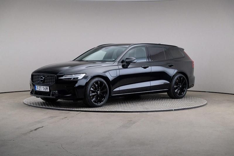 Svart (onyx black (metallic)) Begagnad 2021 Volvo V60 R-Design Kombi | 345 000 kr (Marknadspris) - Bild 1/4