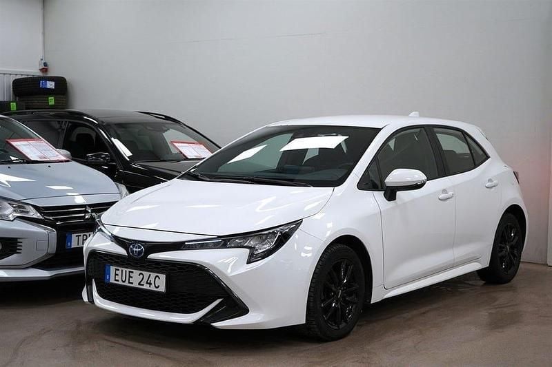 Vit Begagnad 2022 Toyota Corolla Halvkombi | 224 900 kr (Bra pris) - Bild 1/4