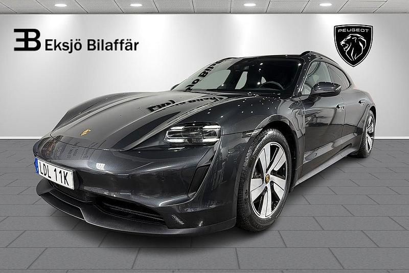 Grå Begagnad 2024 Porsche Taycan Sport Turismo Kombi | 759 500 kr (Lite dyr) - Bild 1/4