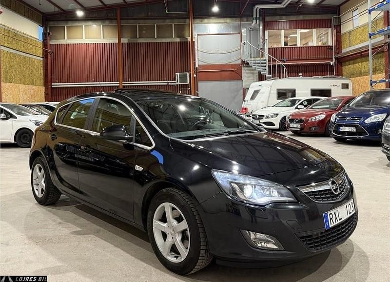 Begagnad Opel Astra Enjoy 131 HK (96 kW) 2012 Svart
