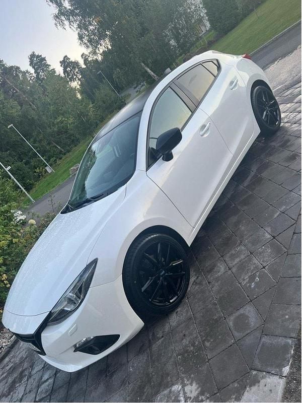 Vit Begagnad 2014 Mazda 3 Halvkombi | 105 000 kr (Marknadspris) - Bild 1/4
