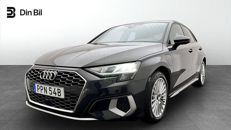 Grå Begagnad 2023 Audi A3 e-tron Advanced Halvkombi | 299 000 kr (Marknadspris) - Bild 1/4