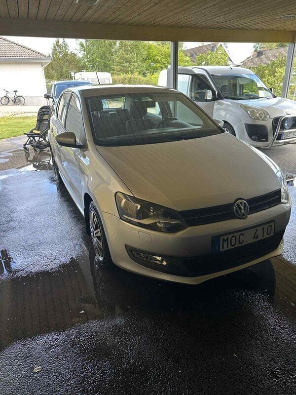 Silver Begagnad 2011 VW Polo Halvkombi | 38 900 kr (Bra pris) - Bild 1/3