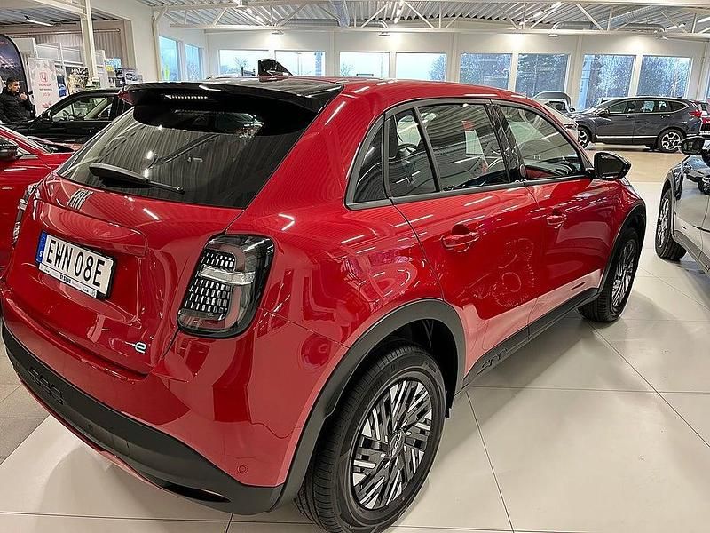 Röd Ny 2025 Fiat 600E Red SUV | 359 900 kr - Bild 1/4