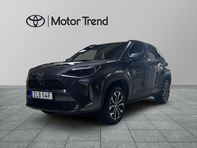 Grå Ny 2025 Toyota Yaris Hybrid Active SUV | 329 000 kr (Marknadspris) - Bild 1/4
