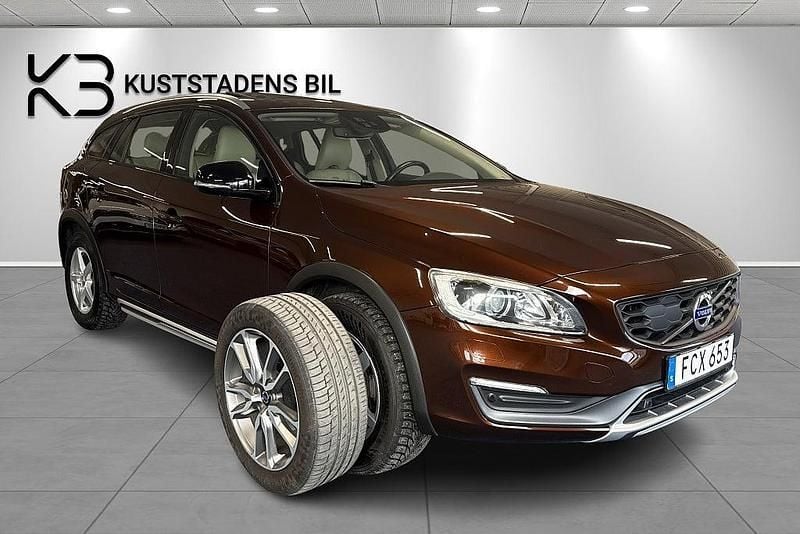 Brun Begagnad 2016 Volvo V60 CC Summum Kombi | 229 900 kr (Marknadspris) - Bild 1/4