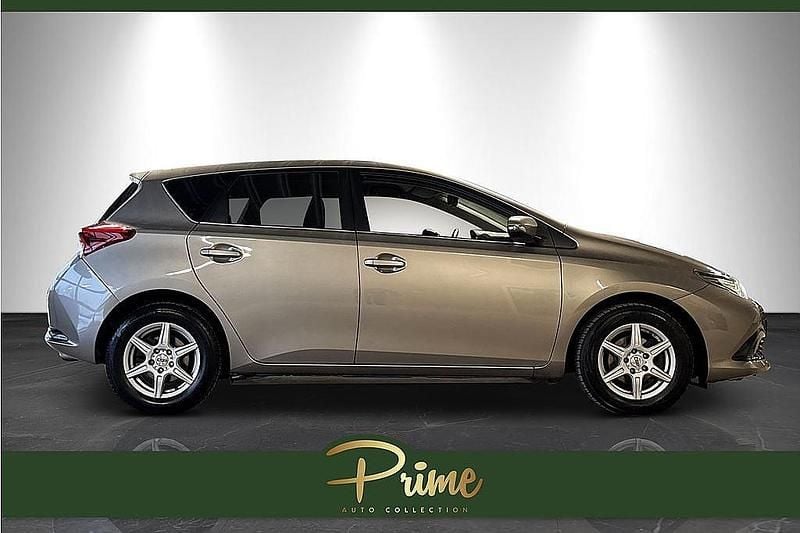 Begagnad Toyota Auris Active 116 HK (85 kW) 2015 Brun Halvkombi