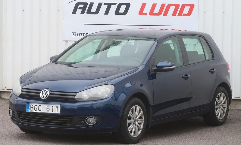 Mörkblå (blåmetallic) Begagnad 2011 VW Golf VI Halvkombi | 49 900 kr (Bra pris) - Bild 1/4