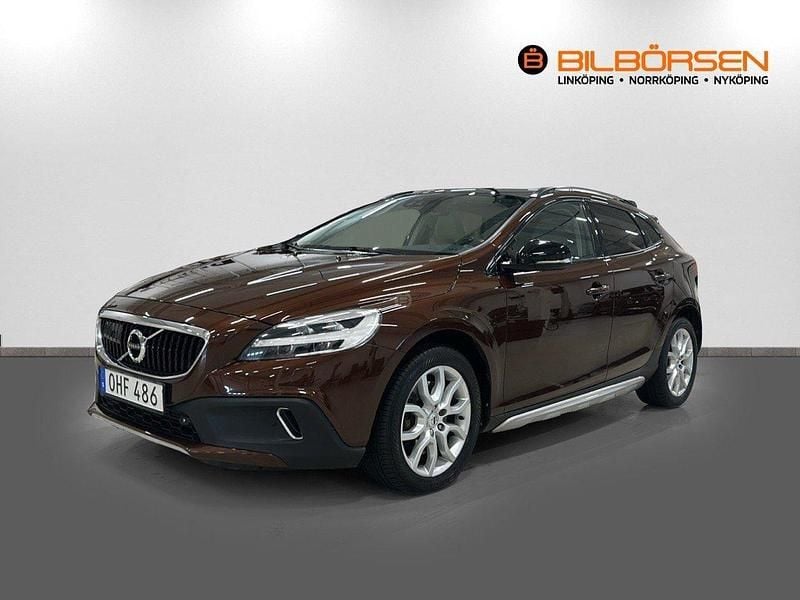 Brun Begagnad 2016 Volvo V40 CC Summum Kombi | 199 000 kr (Marknadspris) - Bild 1/4