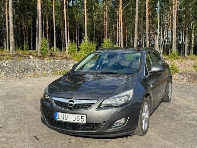 Grå Begagnad 2011 Opel Astra Enjoy Halvkombi | 63 000 kr (Marknadspris) - Bild 1/4