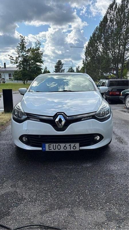 Vit Begagnad 2015 Renault Clio IV Halvkombi | 70 000 kr (Marknadspris) - Bild 1/4