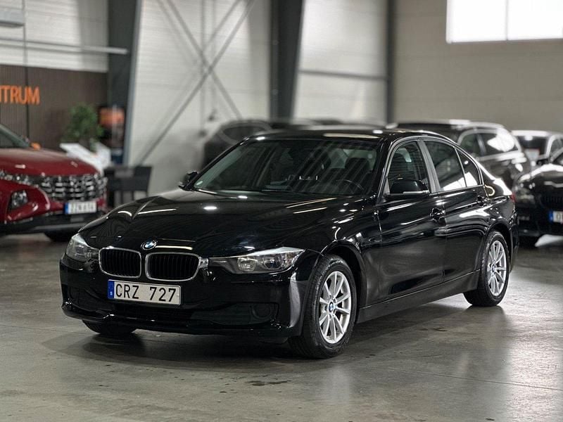 Svart Begagnad 2012 BMW 320 Comfort Edition Sedan | 99 900 kr (Marknadspris) - Bild 1/4